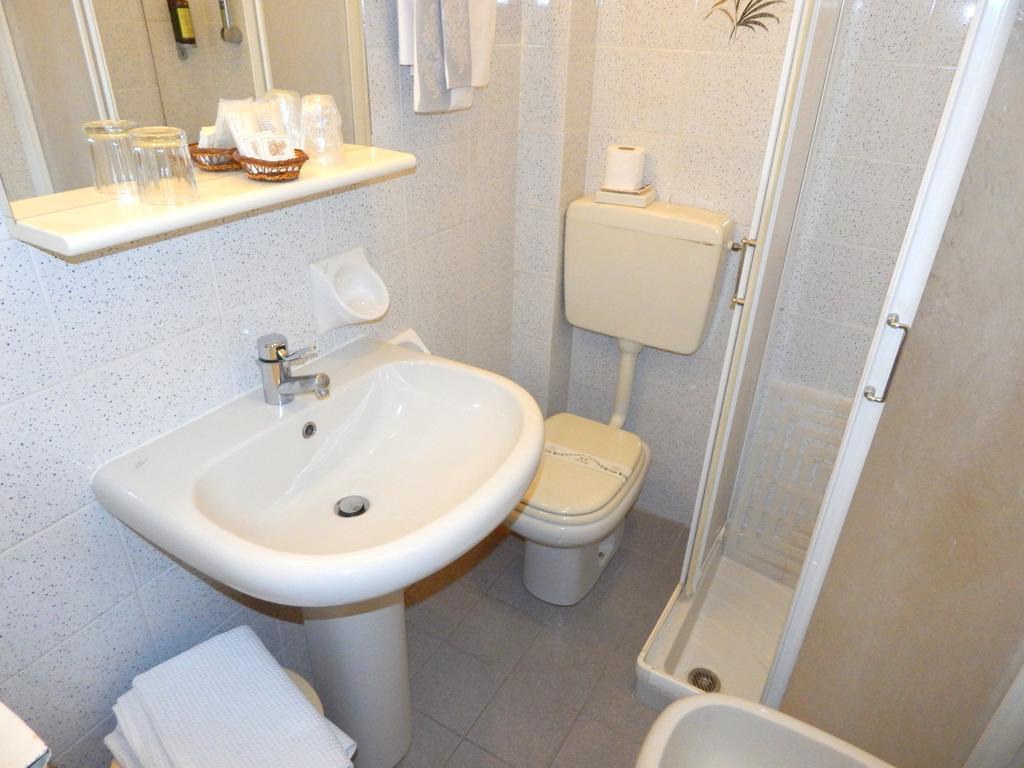 Hotel Torre Antica Loano Quarto foto