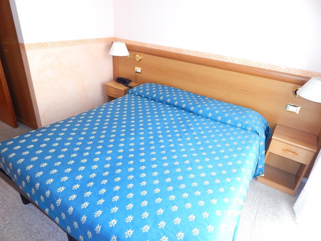Hotel Torre Antica Loano Quarto foto