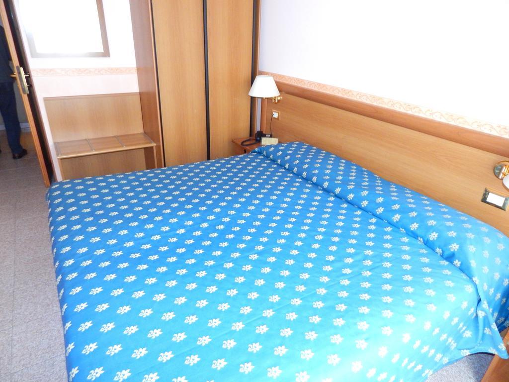 Hotel Torre Antica Loano Quarto foto